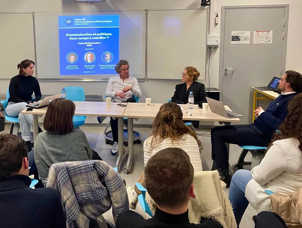 🔍Table ronde : "Communication et politique, deux camps à concilier ?" 

L'AMAP et les étudiants ont eu la chance de recevoir Raphaëlle Arino, senior associate chez FGS Global, et Aurélien Ezvan, chargé communication audiovisuelle de la dernière campagne d'Emmanuel Macron.
