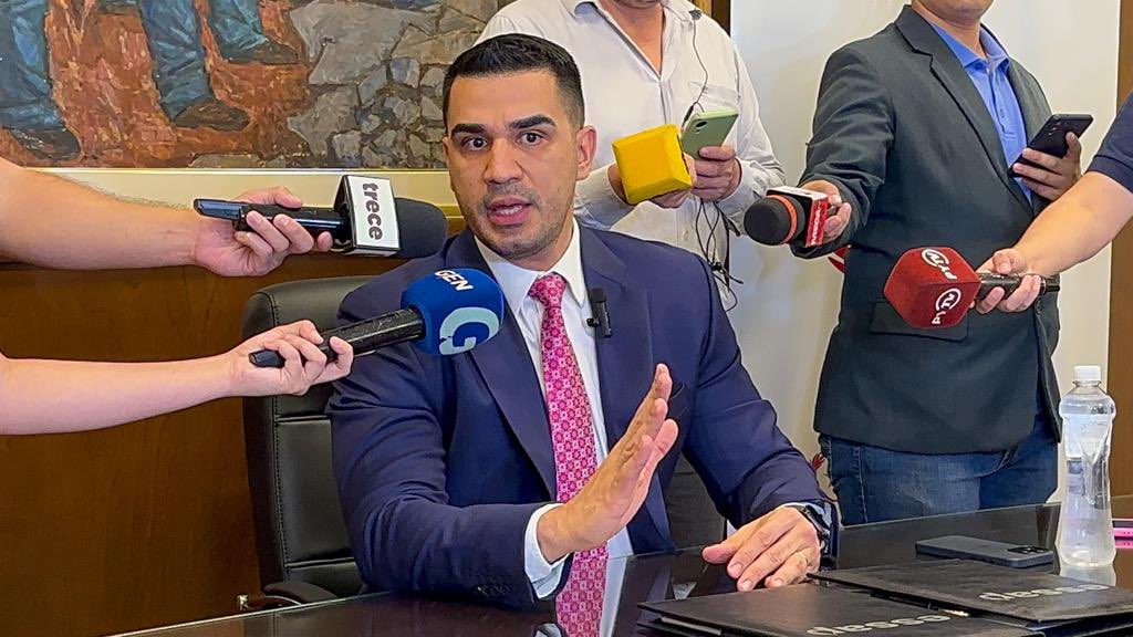 ➡️ El presidente Luis Fernando Bernal determinó la cancelación de una millonaria Licitación de G. 18.000.000.000 para desarrollar el proyecto con recursos propios y cooperación interinstitucional.

Más info: t.ly/OBQRL

#GobiernoDelParaguay