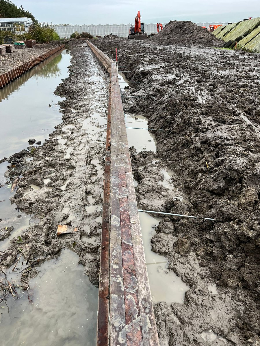 In opdracht van The Valley zijn we druk bezig met het bouwrijpmaken van nieuwbouwlocatie Base Valley.
Aan de Kreekrug in De Lier maken we gefaseerd een perceel voor ca 8 ha. tuinbouwkas bouwrijp. 
Een prachtig project voor een ambitieuze en gewaardeerde opdrachtgever!