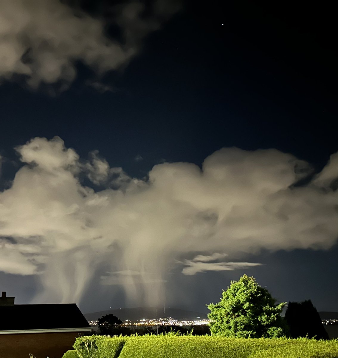 Hailstone Showers over Belfast! Welcome to Winter 🥶 <a href="/WeatherCee/">Cecilia Daly</a> <a href="/angie_weather/">angie phillips</a> <a href="/geoff_maskell/">Geoff Maskell</a> <a href="/barrabest/">Barra Best</a> <a href="/bbcweather/">BBC Weather</a> <a href="/itvweather/">ITV Weather</a>