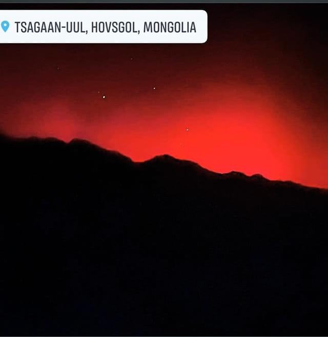 Northern lights/Aurora borealis today in Mongolia 🇲🇳
Aurora appears crimson red when solar particles react with oxygen at high altitudes of over 241 km, where the air is thinner. Red is considered the rarest colour of the Northern Lights.
#ТуйлынТуяа #bloodaurora #полярноесияние