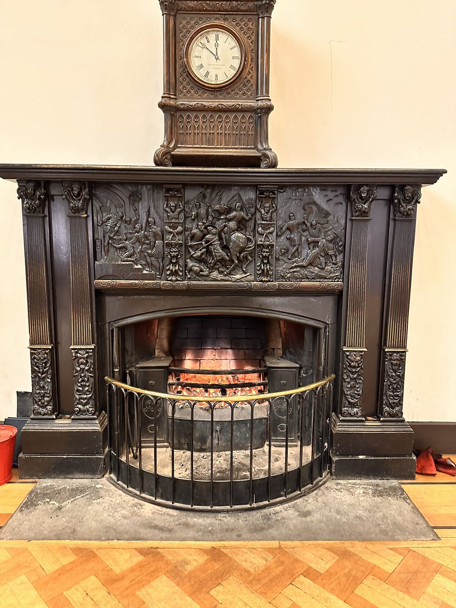 NeilBriogaisean's tweet photo. On a cold winter morning there are few better sights than a roaring fire 🔥 in Parliament Hall. #Edinburgh #CourtofSession https://t.co/fNDbbnPgWe