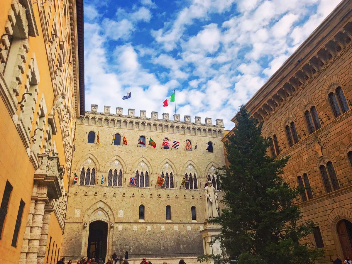 Today is the celebration of Sant’Ansano, patron saint of Siena!  All the neighborhoods are flying their contrade flags for today’s celebratory atmosphere, and this evening is the official lighting ceremony for the city’s holiday lights!🎉🎊