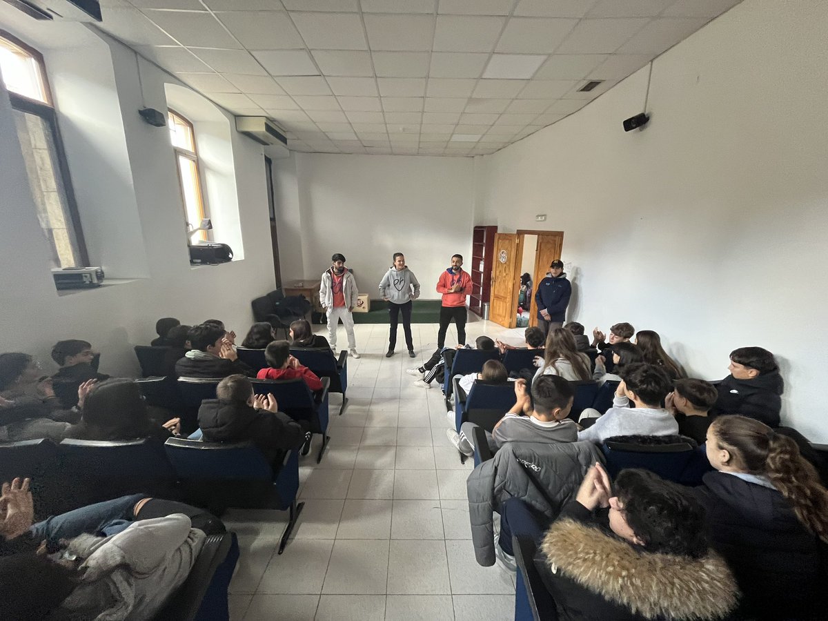 iesolacisterEng's tweet photo. De camino a @IesoCisterniga ya, con todos sanos y salvos. En esta despedida de #EnglishCamp hemos tenido los últimos talleres y compramos calcetines de #Pradoluengo. The experience at @ESFundacion couldn't have been better!!! ❤️ https://t.co/cmYxnXkH1h