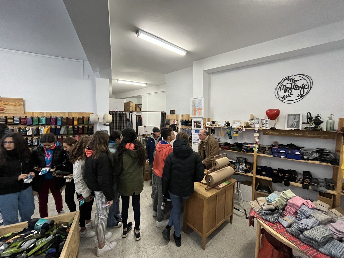 iesolacisterEng's tweet photo. De camino a @IesoCisterniga ya, con todos sanos y salvos. En esta despedida de #EnglishCamp hemos tenido los últimos talleres y compramos calcetines de #Pradoluengo. The experience at @ESFundacion couldn't have been better!!! ❤️ https://t.co/cmYxnXkH1h