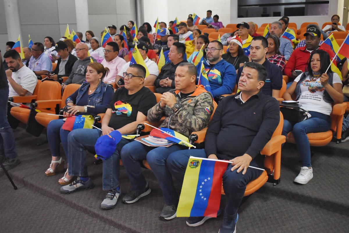 VamosconMarcano's tweet photo. Hoy cerramos una campaña histórica que unió a toda Venezuela para decirle al mundo que el Esequibo es nuestro!! Este domingo saldremos todos a votar 5 veces sí 
#MisHijosEstánConElEsequibo https://t.co/bgnDSZMVAH