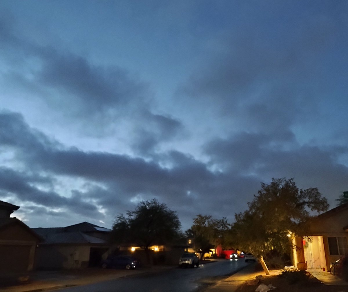 DemetriusQuiro1's tweet photo. Beautiful Morning today with a little wet roads drive safe out there Phoenix https://t.co/otWiNWKFJG