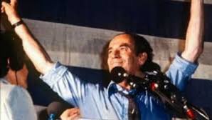 Hace 39 años lo liberaban. Lo habían encarcelado. Como si fuera posible encarcelar el deseo de libertad que representó su voz y su accion. No lo dejaron ir a las elecciones. El rencor y el ánimo de revancha eran legítimos. Pero puso primero al país. A la Patria le dio todo.