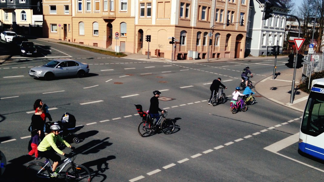 Neue Verkehrsführung am Diek
Die Unfallkommission hat im Bereich Am Diek kurzfristig eine neue Verkehrsführung angeordnet. 
Alle Infos im Blog:
talradler.de/neue-verkehrsf…
#wuppertal #fswpt #nordbahntrasse