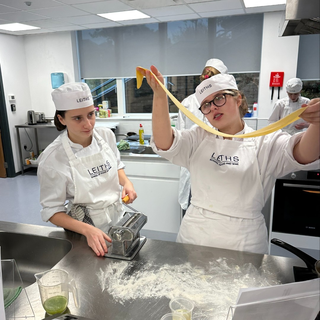TudorHallSchool's tweet photo. This week, our Leiths class impressed us with freshly hand-cut tagliatelle, drizzled with parsley oil and topped with salsa pizzaiola.
#TudorHall #HabeoUtDem #Leiths #LeithsCooking #LeithsSchoolOfFoodAndWine #AspiringChefs #OurKitchen https://t.co/cnrc3JLKRU