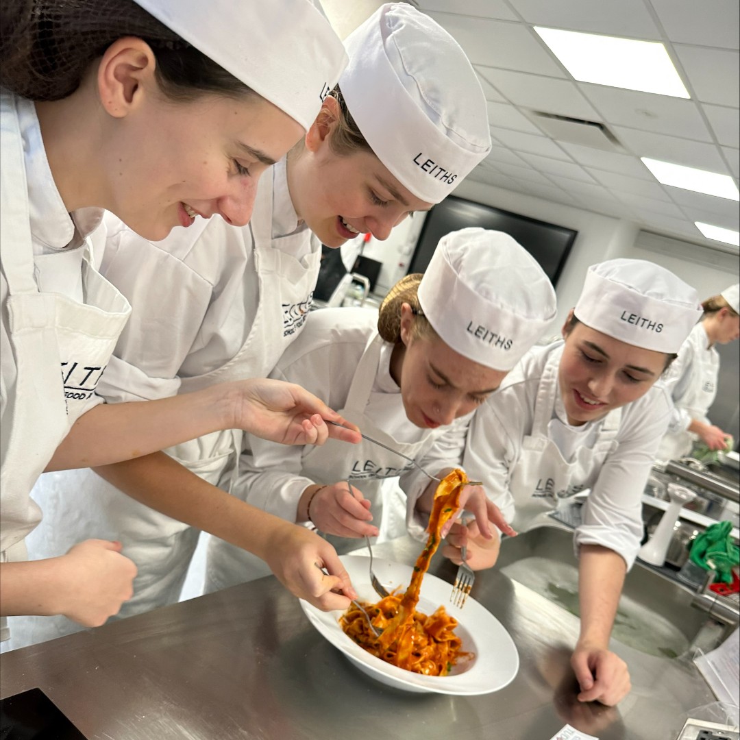 TudorHallSchool's tweet photo. This week, our Leiths class impressed us with freshly hand-cut tagliatelle, drizzled with parsley oil and topped with salsa pizzaiola.
#TudorHall #HabeoUtDem #Leiths #LeithsCooking #LeithsSchoolOfFoodAndWine #AspiringChefs #OurKitchen https://t.co/cnrc3JLKRU