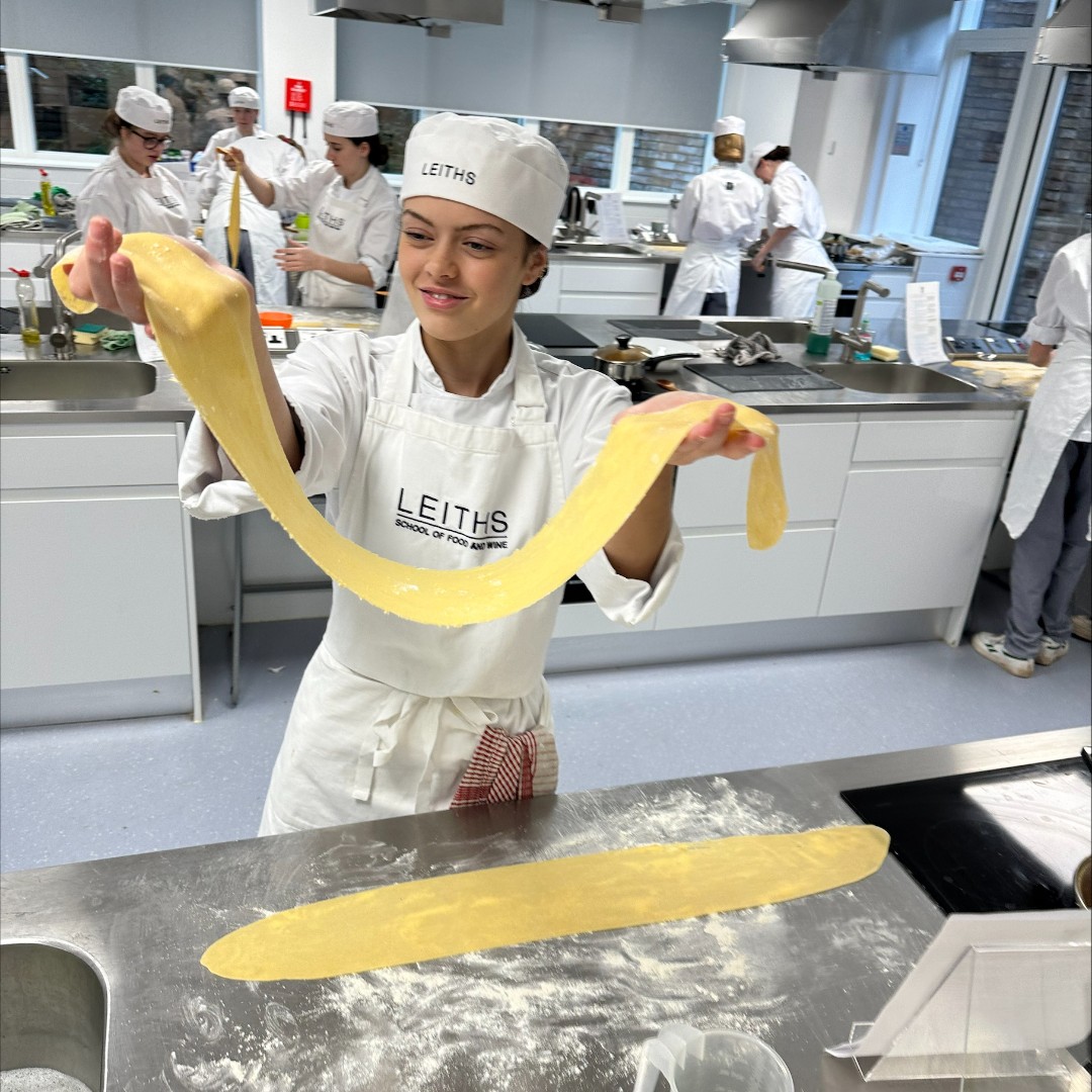 TudorHallSchool's tweet photo. This week, our Leiths class impressed us with freshly hand-cut tagliatelle, drizzled with parsley oil and topped with salsa pizzaiola.
#TudorHall #HabeoUtDem #Leiths #LeithsCooking #LeithsSchoolOfFoodAndWine #AspiringChefs #OurKitchen https://t.co/cnrc3JLKRU