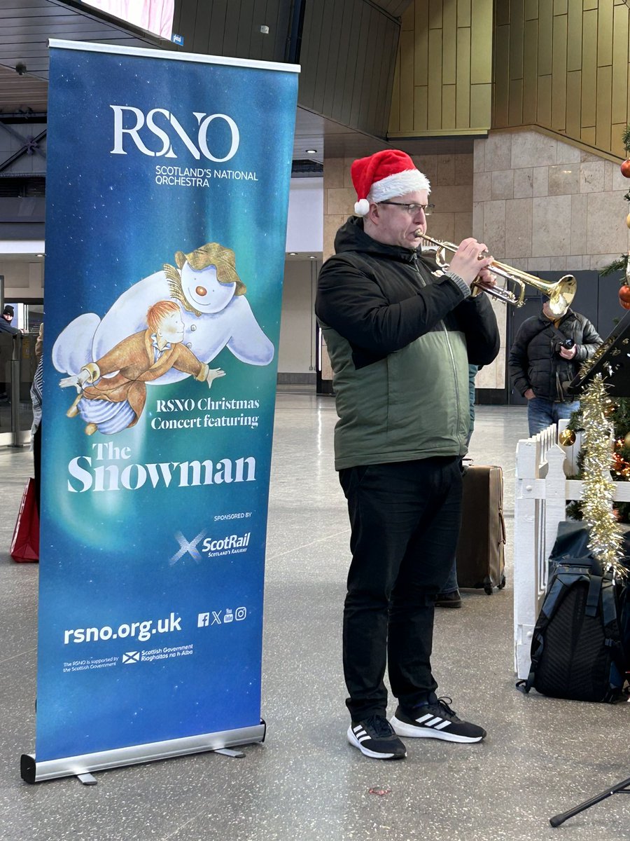 CommRailGeekery's tweet image. We welcomed the @RSNO at Queen St station today playing some fabulous Christmas music to promote their #TheSnowman Concert, which is sponsored by @ScotRail. Don’t think much of the stand-in with the sleigh bells… (that would be me in case you think I’m just being rude!)
