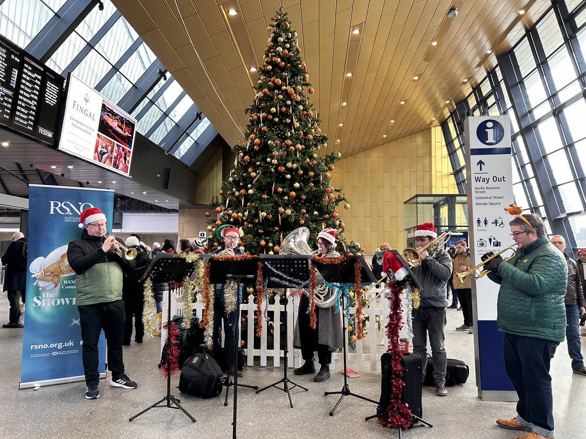 CommRailGeekery's tweet image. We welcomed the @RSNO at Queen St station today playing some fabulous Christmas music to promote their #TheSnowman Concert, which is sponsored by @ScotRail. Don’t think much of the stand-in with the sleigh bells… (that would be me in case you think I’m just being rude!)