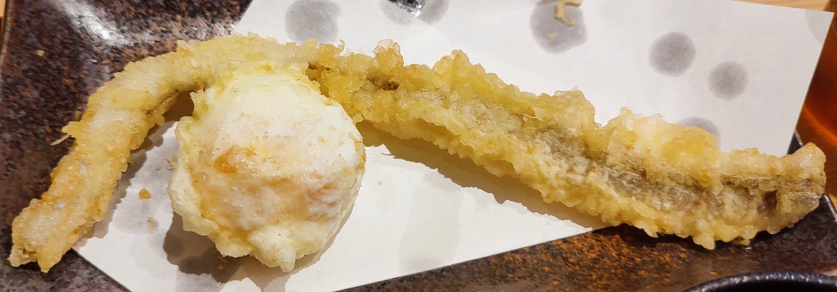 Meshiperrorist's tweet photo. お昼ちょっとだけ足をのばして、京橋の
天ぷらとワイン　小島

で 天ぷら の 大満足コース 990円。

なす、のり、さつまいも、レンコン
から始まり、

穴子、半熟たまご
かしわ、太刀魚、海老×2

そして、おかわり可能な 生あおさとあさりのお吸い物✨

ほんとに大満足のランチでした。
#京橋 #大阪 https://t.co/5UqfZHY2nB