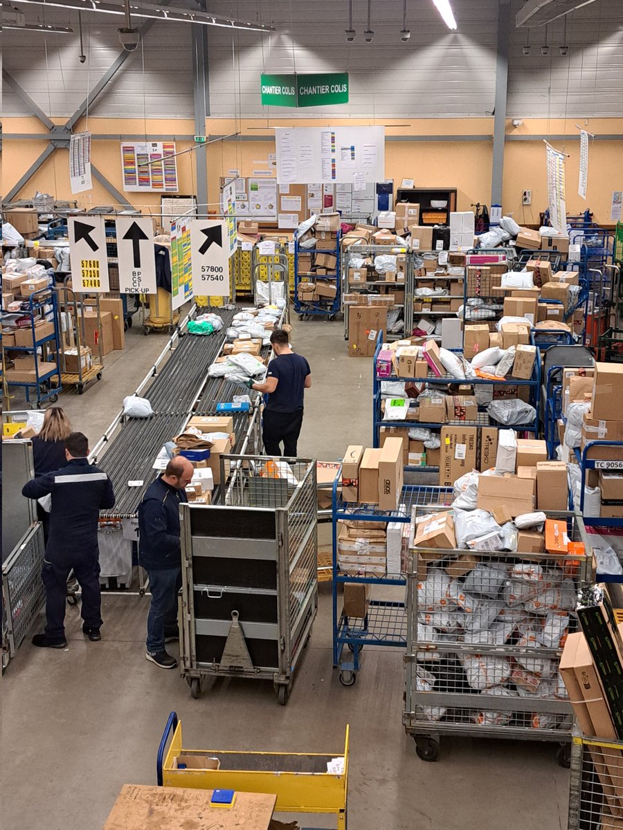 #Moselle | #PeakPeriod 📦
🔥 C'est l'effervescence à la plateforme de #Forbach
🟢 +53% d'activité
🟢 Des pics à +130%
🟢 Des renforts...
✔️ Les postiers sont mobilisés pour traiter les colis confiés à La Poste. Un objectif : tous les cadeaux sous le 🎄 le 24/12 💪
