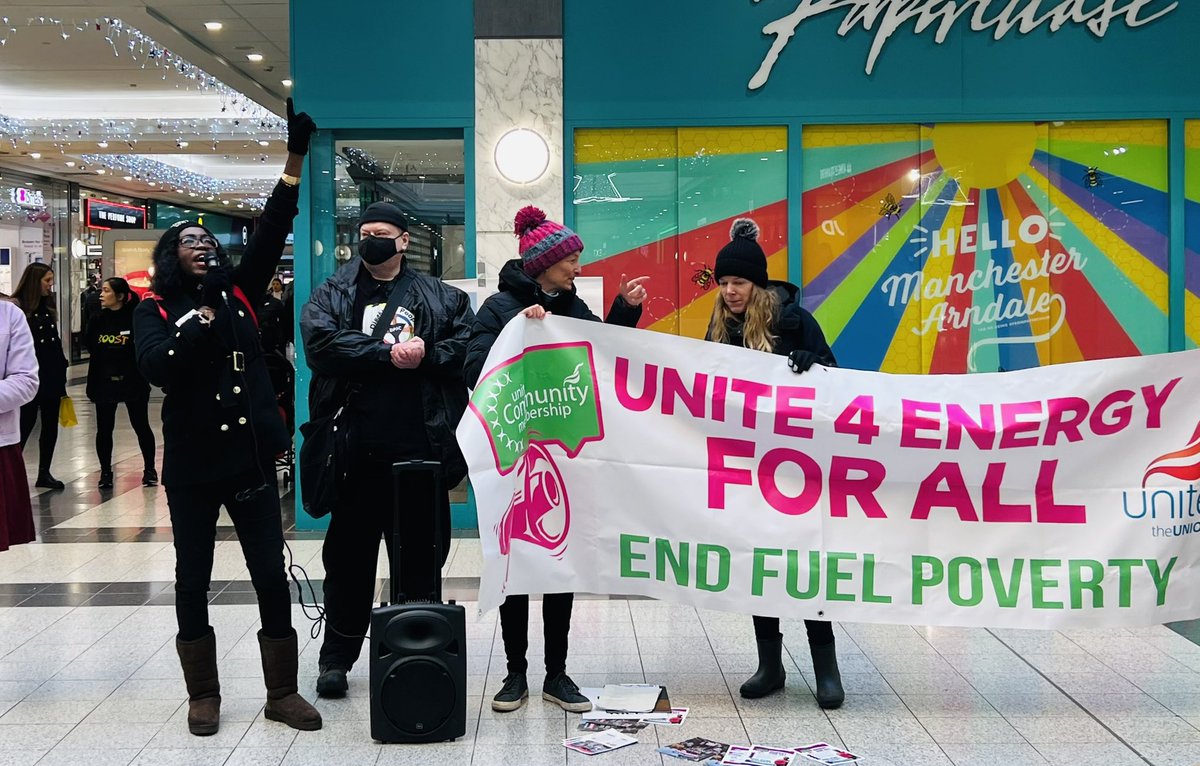 Reaching out to Manchester shoppers, Hilaria from @Unite_Community says “A lot of people in my community are suffering from cold homes - we’re asking you to join us, lend your voice to our fight, tell the government we want Energy For All!” #WarmUp #ColdHomesKill #EndFuelPoverty