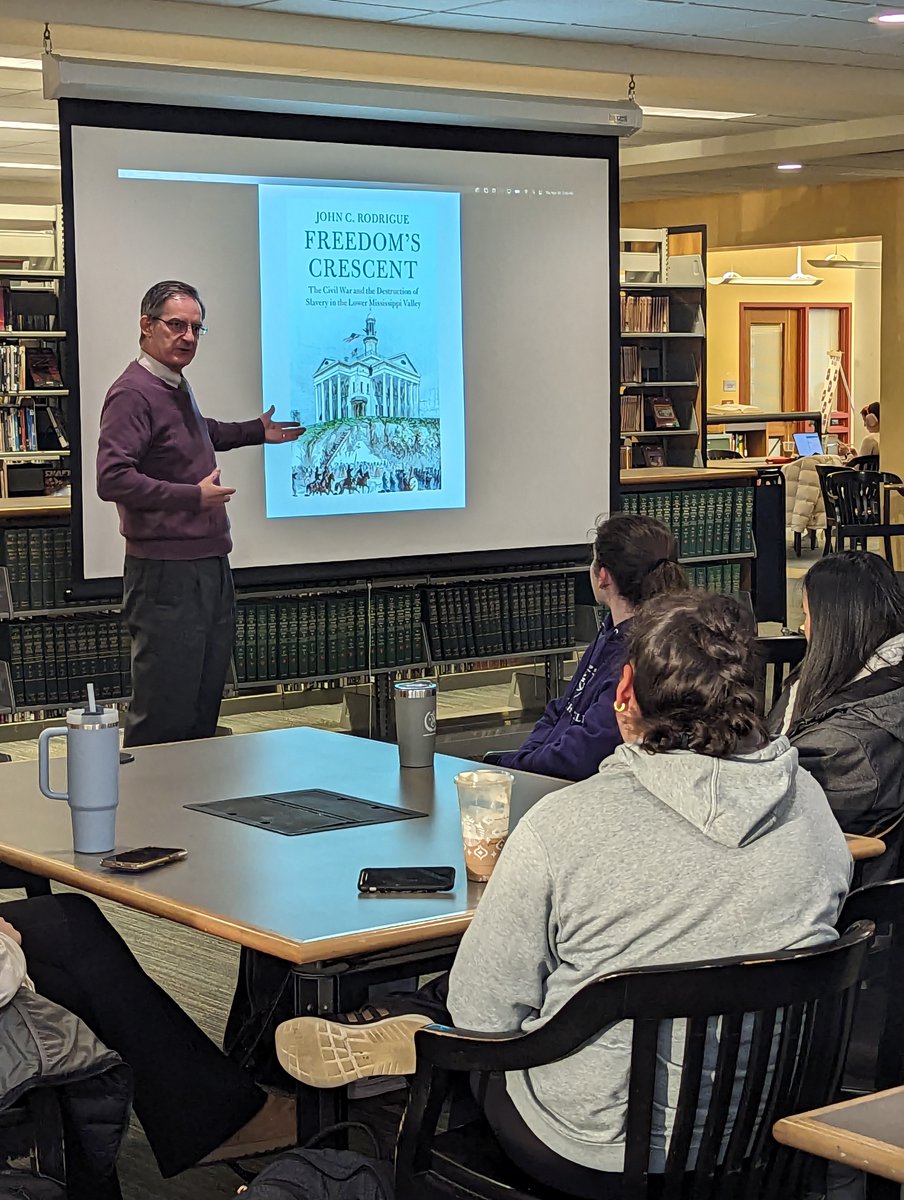 macphaidin_lib's tweet image. #MacphaidinLibrary thanks John Rodrigue for his fascinating discussion about the Civil War and the end of slavery in the deep south. Borrow his new book, Freedom&apos;s Cresent, from the library!

#FacultyScholarship #CivilWar #StonehillLibrary
