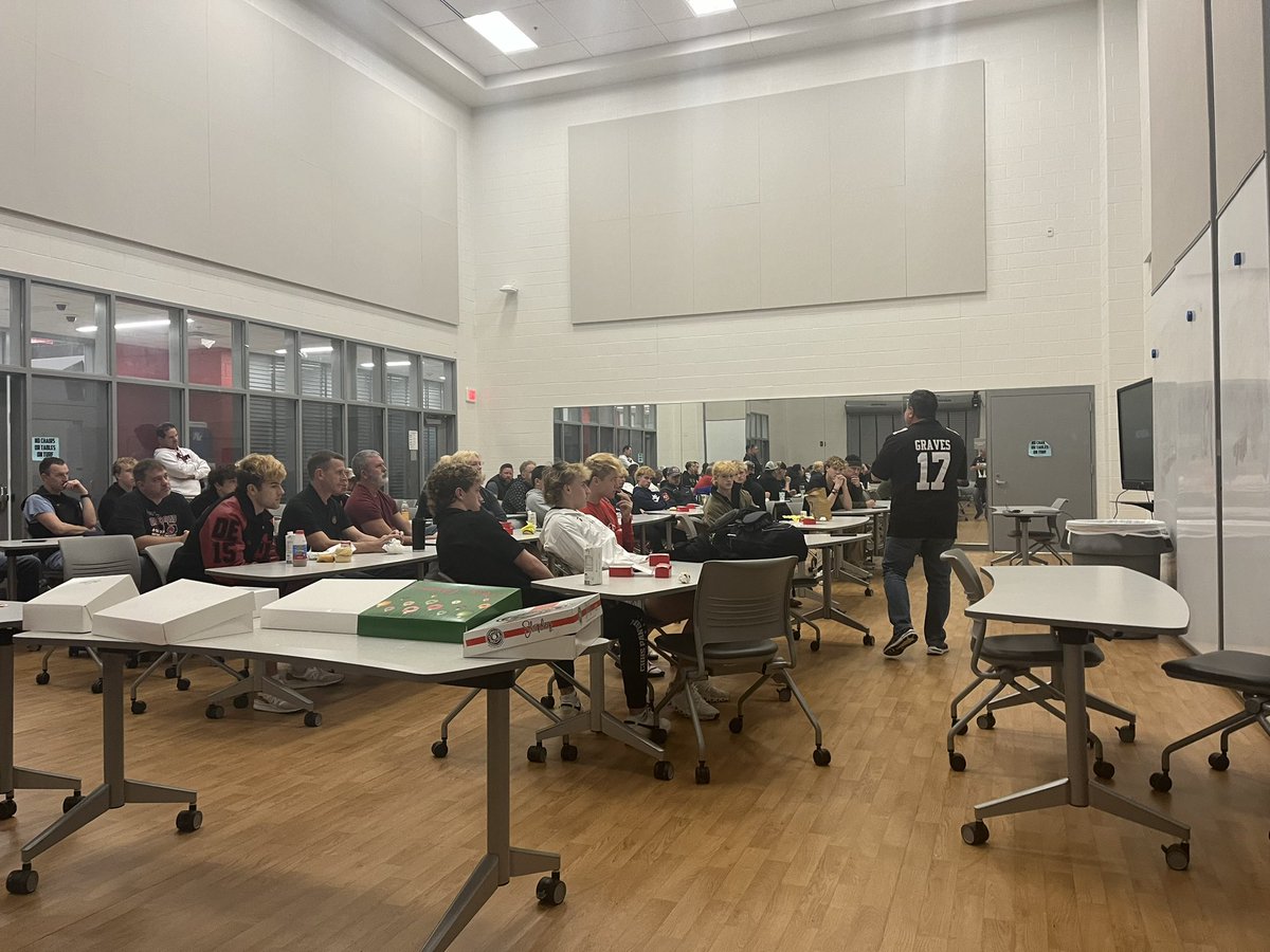 CHHS_FOOTBALL's tweet image. Appreciate the dad’s taking turns this morning at our Men of the Pride breakfast encouraging our players!  
Go Panthers!
