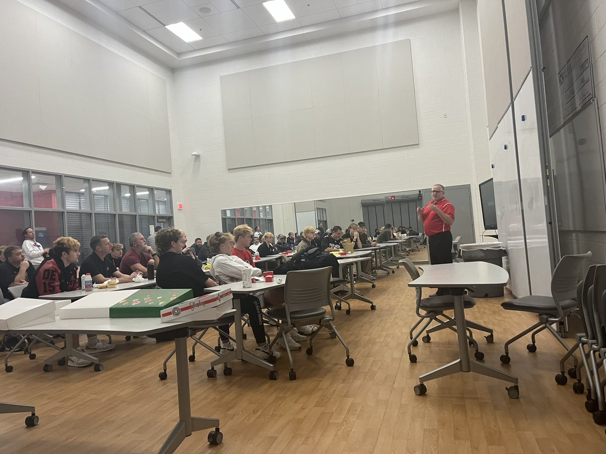 CHHS_FOOTBALL's tweet image. Appreciate the dad’s taking turns this morning at our Men of the Pride breakfast encouraging our players!  
Go Panthers!