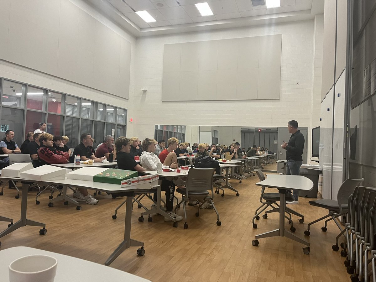 CHHS_FOOTBALL's tweet image. Appreciate the dad’s taking turns this morning at our Men of the Pride breakfast encouraging our players!  
Go Panthers!