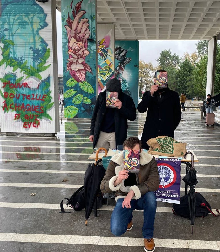 CocardeBordeaux's tweet photo. Alors que nous tenions notre stand depuis 2h, chaleureusement accueillis par les étudiants, des antifas violents ont tenté d'agresser nos militants. 

Sans succès, heureusement. 

Il est inacceptable que la campagne électorale se déroule dans des conditions aussi délétères. https://t.co/kCbCz3GUUG