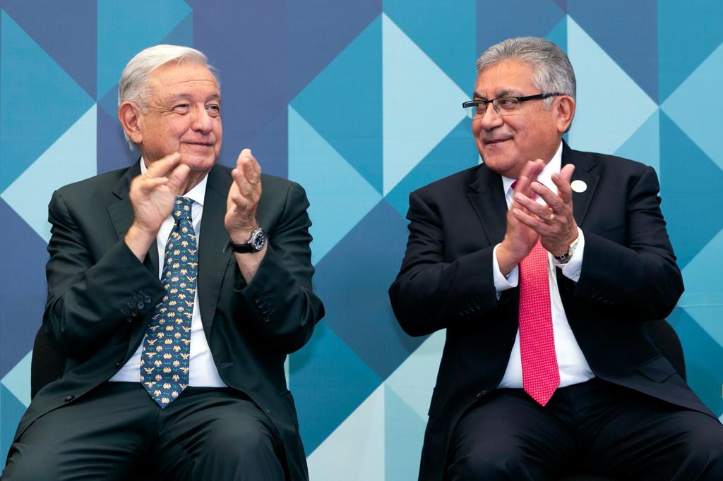 El #SNTE 📚 encabezado por el Mtro. Alfonso Cepeda Salas, felicita al Presidente @lopezobrador_ @GobiernoMX 🇲🇽 por #5AñosDeGobierno con prosperidad✔️ legalidad✔️ justicia✔️ equidad✔️ y bienestar✔️ que se han traducido en certeza laboral✔️ mejores salarios✔️ y revalorización de…