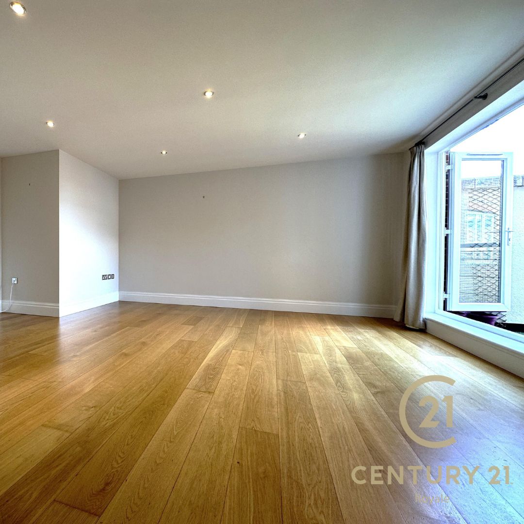 Available to BUY 🏡 This apartment comprises two double bedrooms with modern built-in wardrobes and two modern full bathrooms - with one of these being an en-suite with a shower.

Book a viewing with the Royale team &amp; view more 🔗 century21uk.com/property/seven…