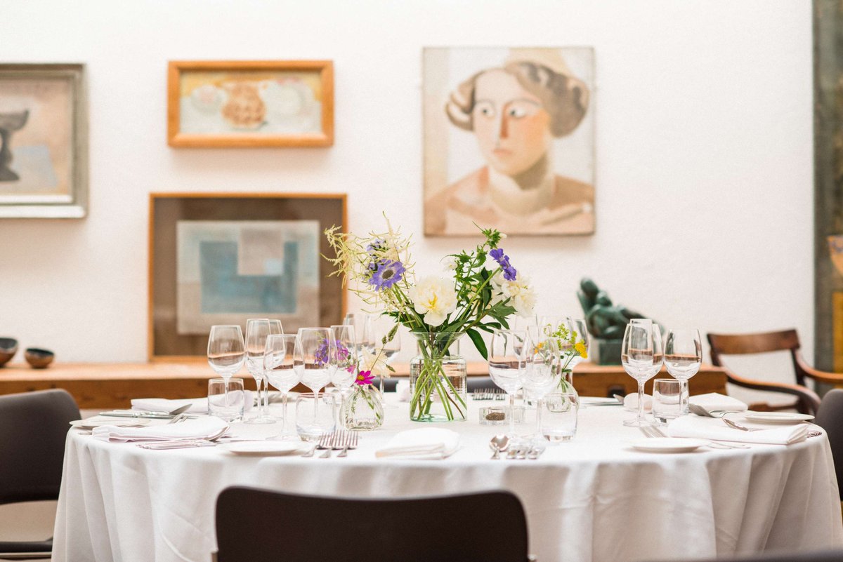Looking for the perfect venue to host a dinner party or drinks reception? 🥂 Kettle's Yard is a special venue to host events, with a bespoke approach to event planning 💐 Find out more: kettlesyard.cam.ac.uk/about-us/venue… 📷 Chris Boland