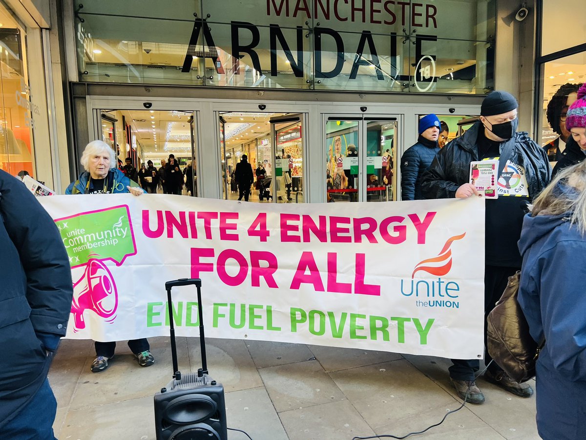 Thousands die every year from cold and damp homes, while energy companies make billions in profit! @energygovuk are failing to deliver on energy security & net zero. In Manchester @FuelPovAction & allies call for the common solutions to bring down bills & emissions #EnergyForAll