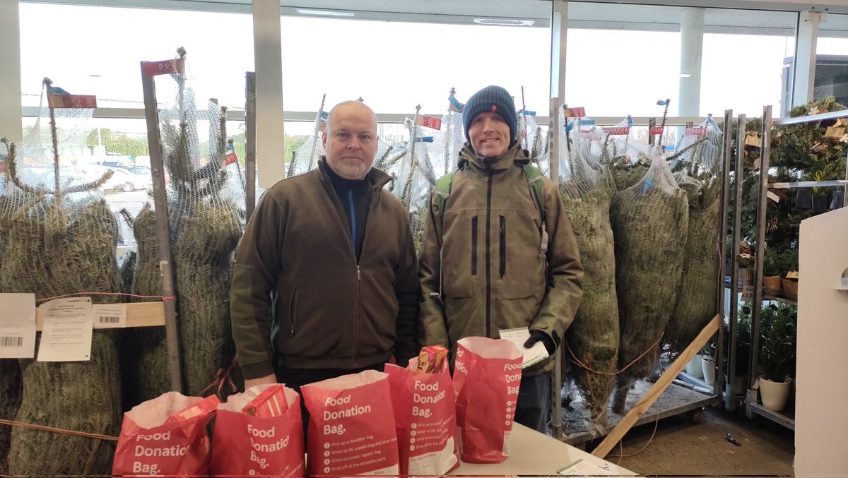 Foodbank collection in full flow <a href="/Tesco/">Tesco</a> cheam Extra @TrussellTrust thanks for volunteers <a href="/Alstom/">Alstom</a> &amp;@Tesco #everylittlehelps <a href="/changesutton/">suttoncommunityworks</a> thanks to generous customers