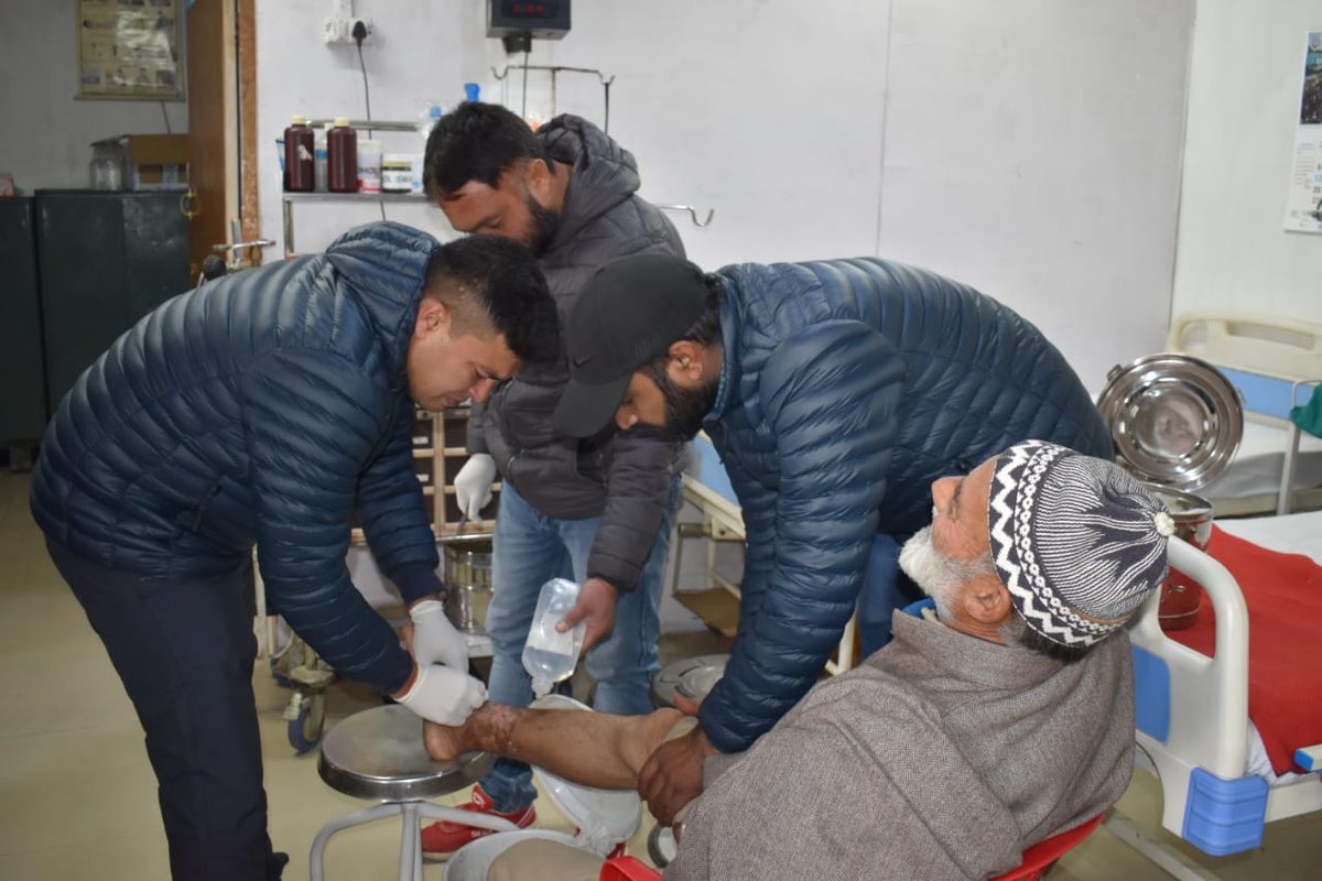 182Bncrpf's tweet photo. आज दिनांक 01/12/2023 को एक स्थानीय नागरिक वाहिनी में आया जिसका पैर जल गया था। वाहिनी में मौजूद डॉक्टर भावुक कथूरिया द्वारा तत्काल मरीज को आवश्यक उपचार प्रदान किया गया।
@crpfindia
@HMOIndia
@PIBHomeAffairs
@sbmurbangov
@JKZONECRPF
@KOSCRPF
@SKORCRPF https://t.co/HdiT7dGOn8