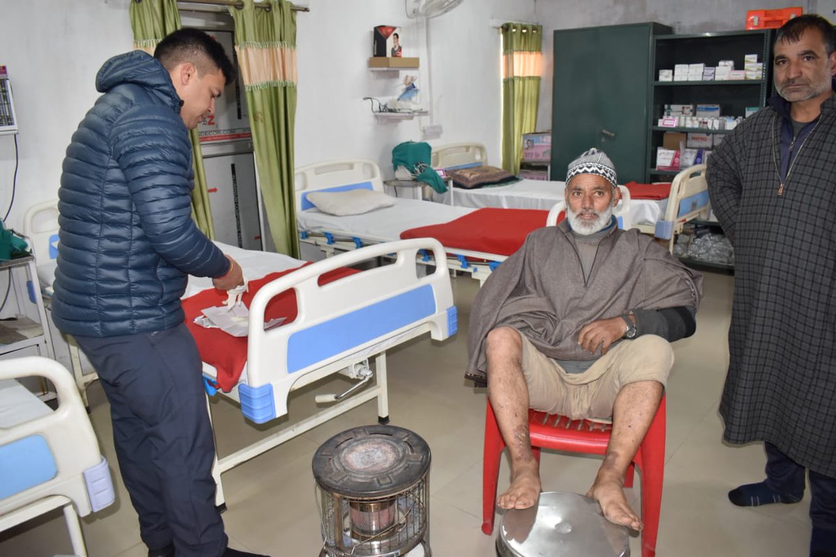 182Bncrpf's tweet photo. आज दिनांक 01/12/2023 को एक स्थानीय नागरिक वाहिनी में आया जिसका पैर जल गया था। वाहिनी में मौजूद डॉक्टर भावुक कथूरिया द्वारा तत्काल मरीज को आवश्यक उपचार प्रदान किया गया।
@crpfindia
@HMOIndia
@PIBHomeAffairs
@sbmurbangov
@JKZONECRPF
@KOSCRPF
@SKORCRPF https://t.co/HdiT7dGOn8