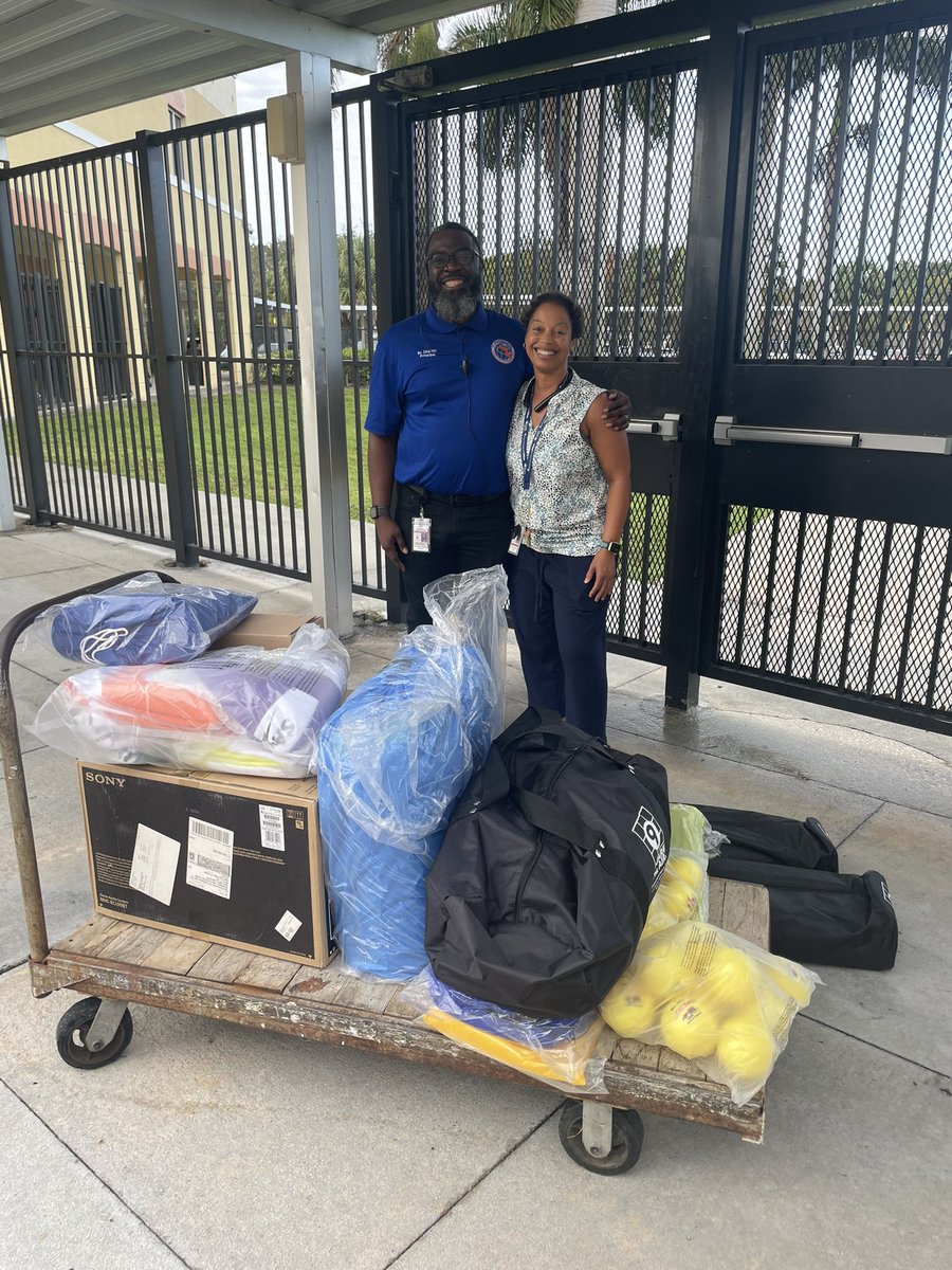 Nothing feels better than delivering instructional materials to happy smiling #pbcsd employees ! Enjoy @presleycharles @ericsternPE @TiradoEileen @TunisiaCielo @evacwynar