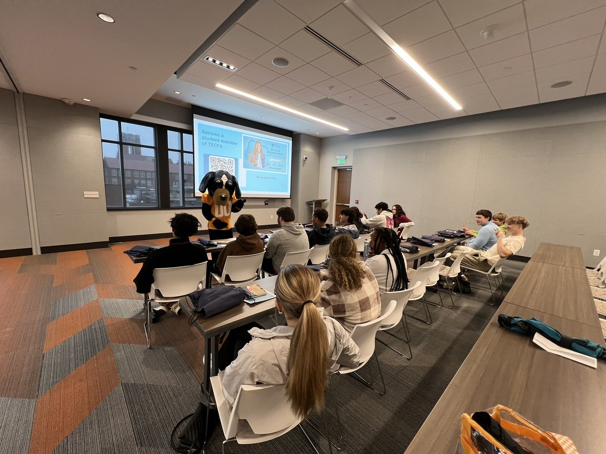 Smokey welcoming us to the Discover Accounting Day at UTK! @MrHawk731 <a href="/dr_hollycross/">Holly Cross 🩵</a>
