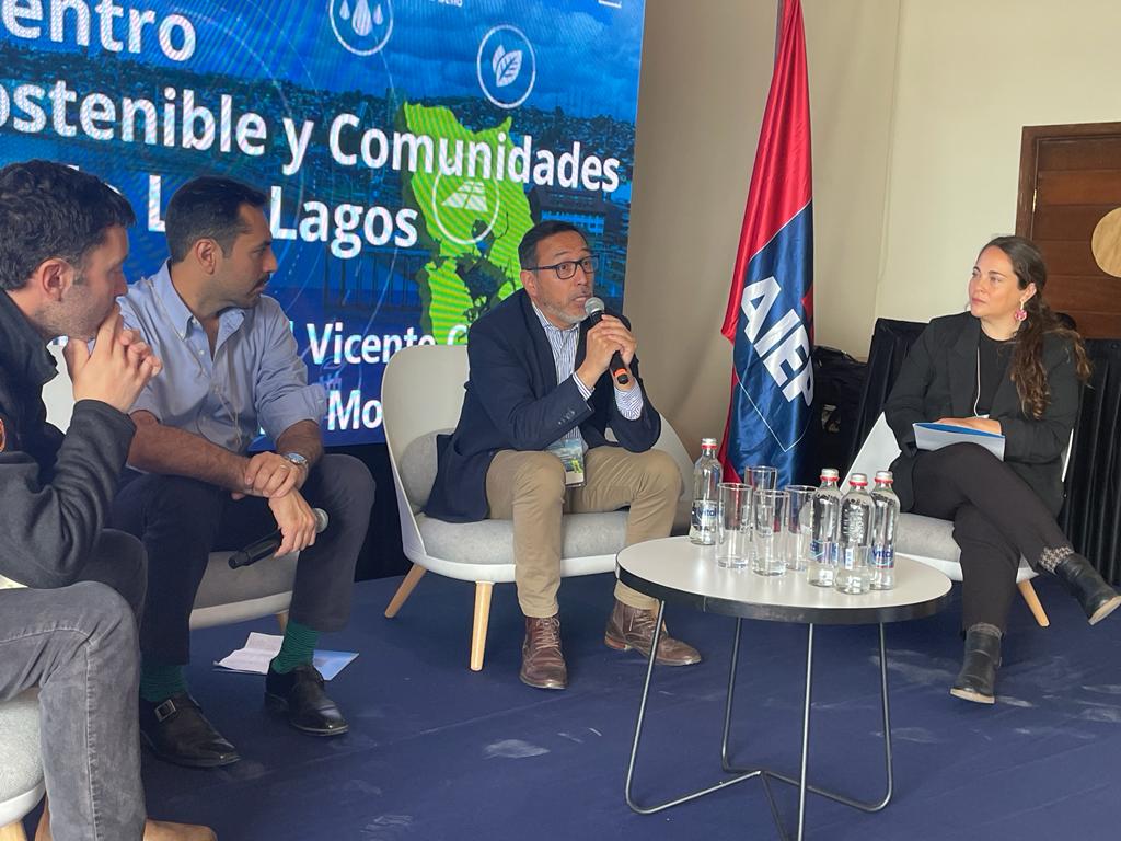 SeremieconomiaX's tweet image. En #PuertoMontt el seremi de Economía @lcardenasmayorg participó como panelista en el 1er Encuentro de Desarrollo Sostenible y Comunidades de la #RegiondeLosLagos, actividad organizada por @AIEP.