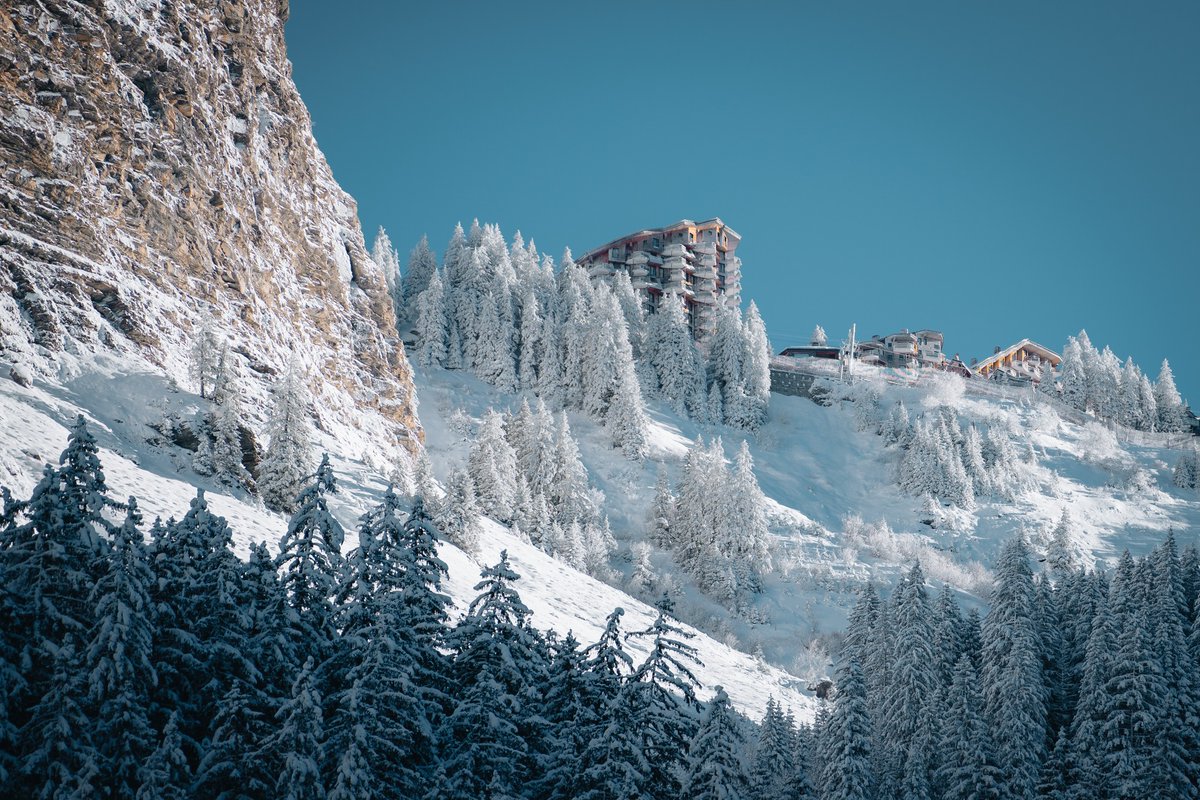 *EARLY OPENING WEEKEND FOR AVORIAZ* 2nd/3rd December
Prodains open 08:45 - 17:00
chairlifts - Tour, Lac-Intrêts, Stade open from 09:00 until 16:15 and Choucas open from 09:00 to 15:45.
latest snow report for Avoriaz - seeavoriaz.com/snow/
📸 Avoriaz 1800
#seemorzine #avoriaz
