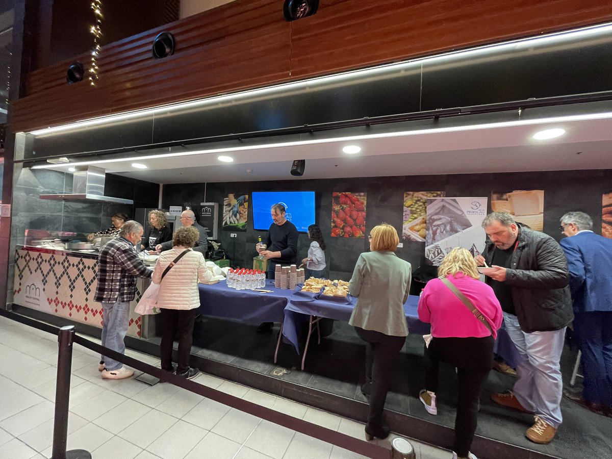 Mercat Central Tarragona (@tarragonamercat) on Twitter photo <a href="/MercatsTGN/">Mercats de Tarragona</a> <a href="/TGNAjuntament/">Ajuntament de Tarragona</a> <a href="/AdanDomenech/">Montse Adan Domenech</a> <a href="/Generalitat_cat/">Generalitat de Catalunya</a> <a href="/agriculturacat/">Agricultura</a> <a href="/peixblautgn/">OPP Peix Blau Tarragona</a> En finalitzar la presentació de la marca Peix Blau de Tarragona 💭, els assistents han pogut degustar algunes receptes fetes amb aquest meravellós producte 🍽️👩🏻🍳 <a href="/MercatsTGN/">Mercats de Tarragona</a> <a href="/TGNAjuntament/">Ajuntament de Tarragona</a> <a href="/AdanDomenech/">Montse Adan Domenech</a> <a href="/Generalitat_cat/">Generalitat de Catalunya</a> <a href="/agriculturacat/">Agricultura</a> <a href="/peixblautgn/">OPP Peix Blau Tarragona</a> En finalitzar la presentació de la marca Peix Blau de Tarragona 💭, els assistents han pogut degustar algunes receptes fetes amb aquest meravellós producte 🍽️👩🏻🍳