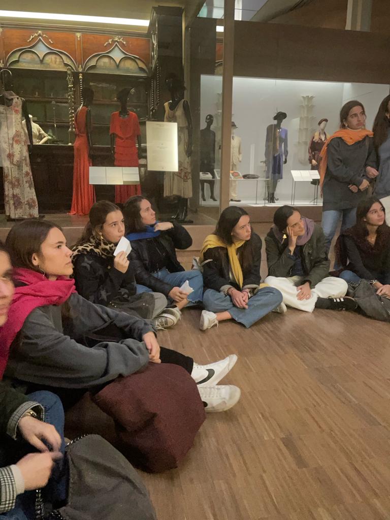 Las alumnas de 4º de ESO visitan el Museo del traje donde admiraron piezas únicas que muestran la belleza de la moda a través de los siglos. Una experiencia que desafió a nuestras alumnas a pensar de manera crítica y reflexionar sobre la influencia de la moda en nuestra sociedad.
