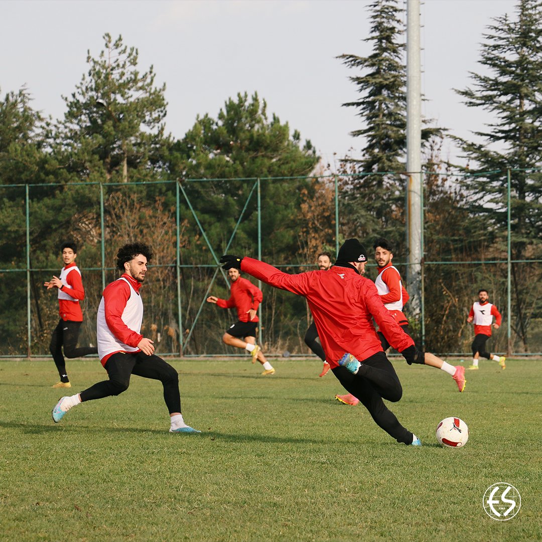Eskisehirspor's tweet photo. Eskişehirspor'umuz, Alaplı Belediyespor maçının hazırlıklarına devam ediyor. ⚡️

#ESKvsALA https://t.co/UvYkYA2IBW
