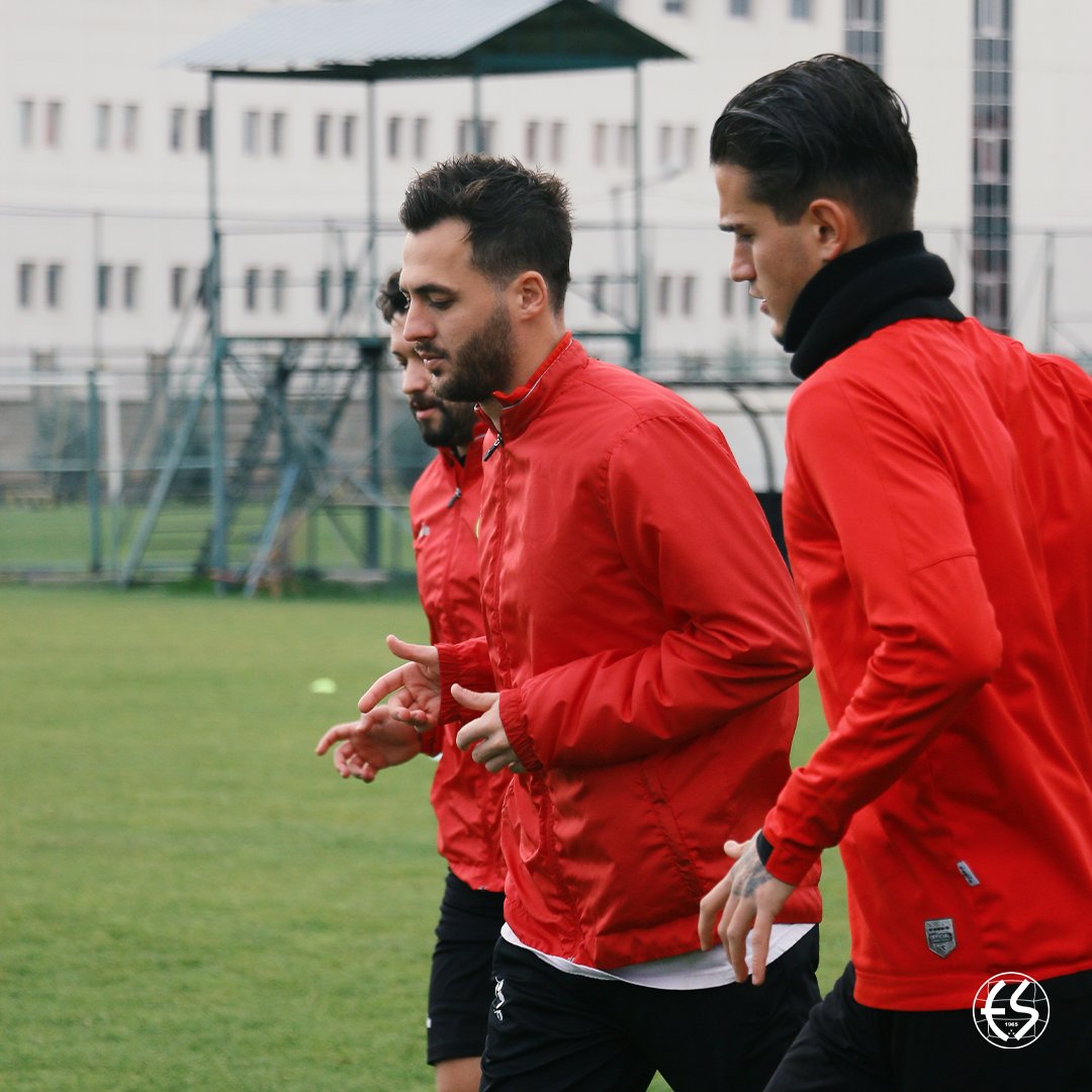Eskisehirspor's tweet photo. Eskişehirspor'umuz, Alaplı Belediyespor maçının hazırlıklarına devam ediyor. ⚡️

#ESKvsALA https://t.co/UvYkYA2IBW