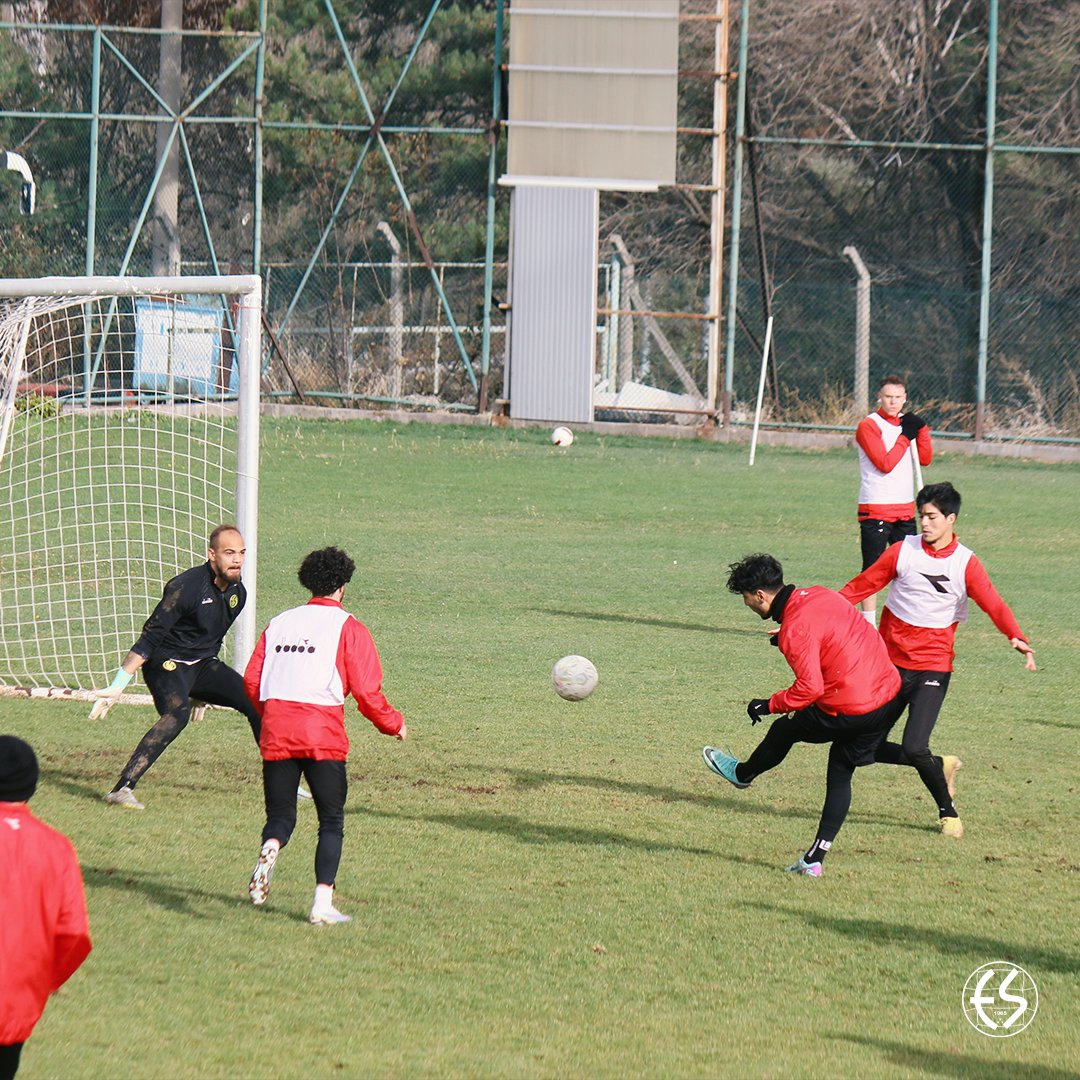 Eskisehirspor's tweet photo. Eskişehirspor'umuz, Alaplı Belediyespor maçının hazırlıklarına devam ediyor. ⚡️

#ESKvsALA https://t.co/UvYkYA2IBW