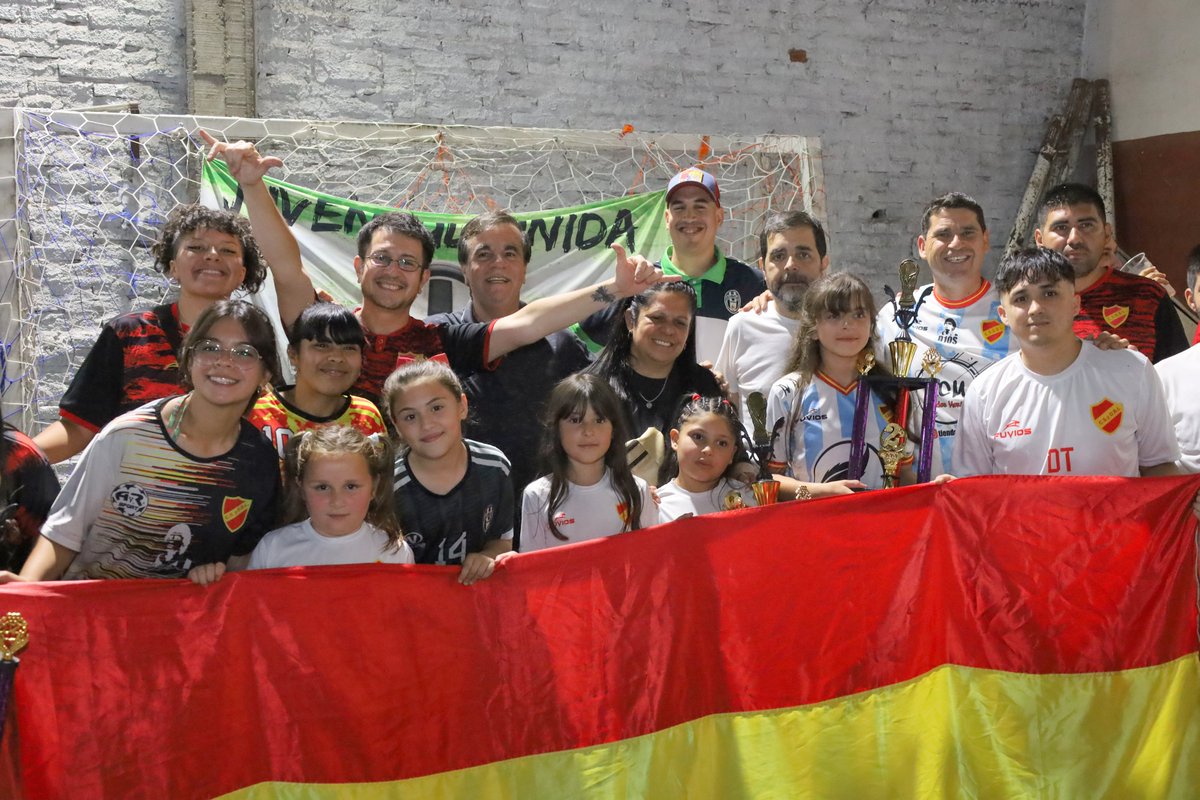 fmoreiraok's tweet photo. Participamos de la entrega de trofeos de la Liga Federal de Futsal Zona Norte, en el club El Galpón de Loma Hermosa.

Acompañamos a los clubes de barrio con obras y equipamiento porque integran a miles de jóvenes a través del deporte y sus valores. https://t.co/Hh6QhtrThw