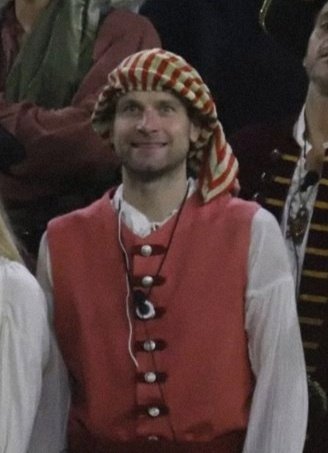 SLuvero's tweet photo. Quando tutti si mettono d'accordo per ordinare il costume di carnevale da Amazon...
...ma a te lo fa mamma con i suoi vestiti

#GrandeFratello https://t.co/pxAgdr3qE7