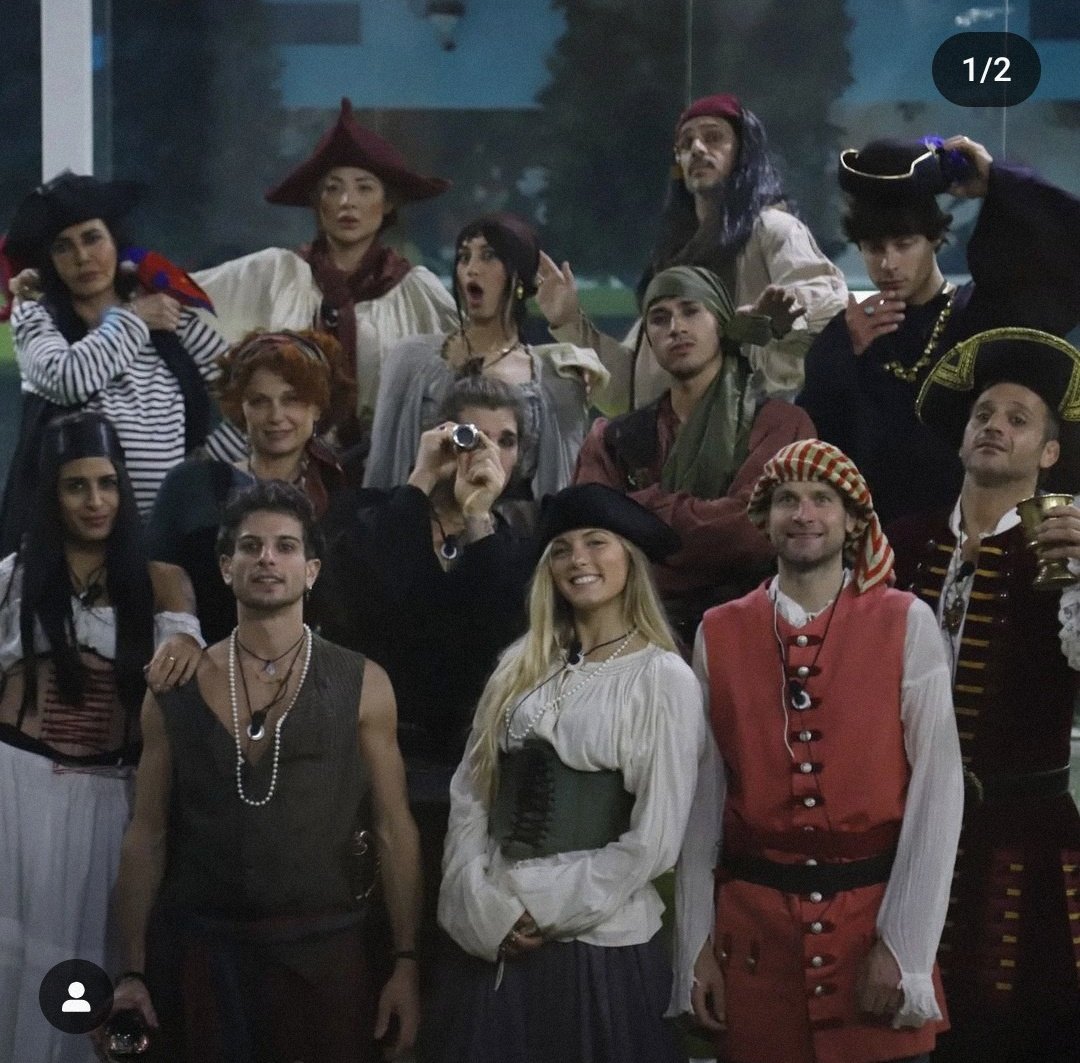 SLuvero's tweet photo. Quando tutti si mettono d'accordo per ordinare il costume di carnevale da Amazon...
...ma a te lo fa mamma con i suoi vestiti

#GrandeFratello https://t.co/pxAgdr3qE7