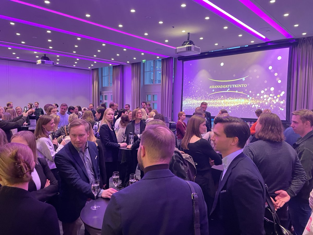 Huh, mikä puristus takana! Tänä vuonna asianajajatutkinnon osissa on ollut yhteensä yli 1000 osallistujaa ja tutkintoa on ollut tuottamassa yli 100 asiantuntijaa. 😊 1/4
#asianajajat #asianajajatutkinto