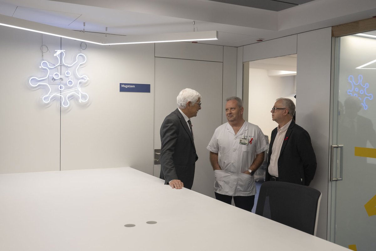 hospitalclinic's tweet photo. 🏥 Per millorar l’atenció de les persones amb #VIH- #SIDA, hem inaugurat un nou Hospital de Dia de 4⃣0⃣0⃣ m2, amb 1⃣3⃣ consultes i 4⃣ boxes.

🔬 També té una àrea de laboratori i processament de mostres per als pacients que reben tractaments antiretrovirals. https://t.co/3bOR1d15zb