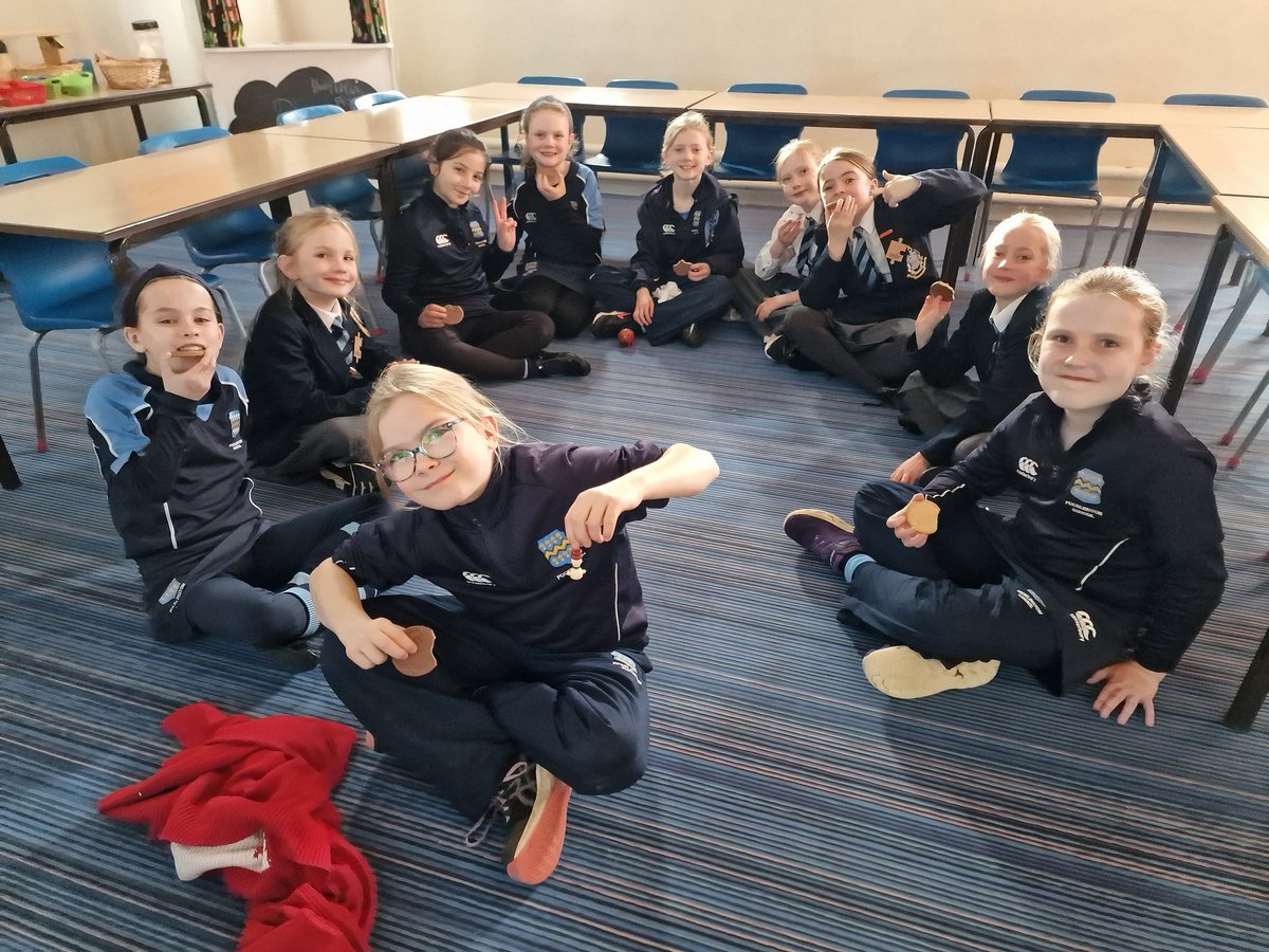 How lovely to end the #ChristmasJumper #Sale with #circletime and a #biscuit 😁 Well done to all who joined us today 🎄🤩