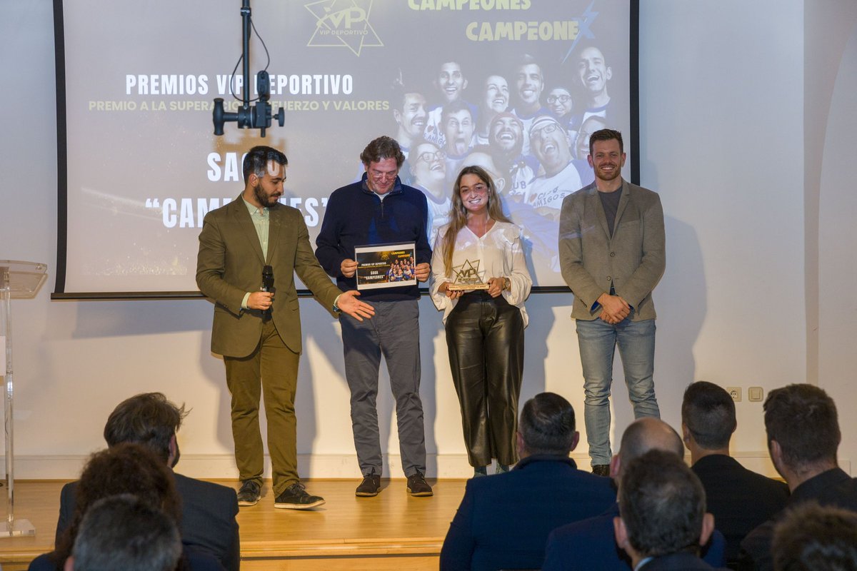 VIP_Deportivo's tweet photo. #VPD23 🏆👏🏼 | PREMIOS VIP DEPORTIVO 2023
🏅 Premio a la superación, esfuerzo y valores: Campeones (@CampeoneX_).
🙌🏼 Recogido por Álvaro Longoria (@LongoriaAlv), productor y director de @morenafilms.
👏🏼 Entregado por el director de VIP Deportivo, Víctor Pablo Prado (@vpps99) y el concejal del PSOE Alberto González (@J_albergr).
#VIPDeportivo #VPD23