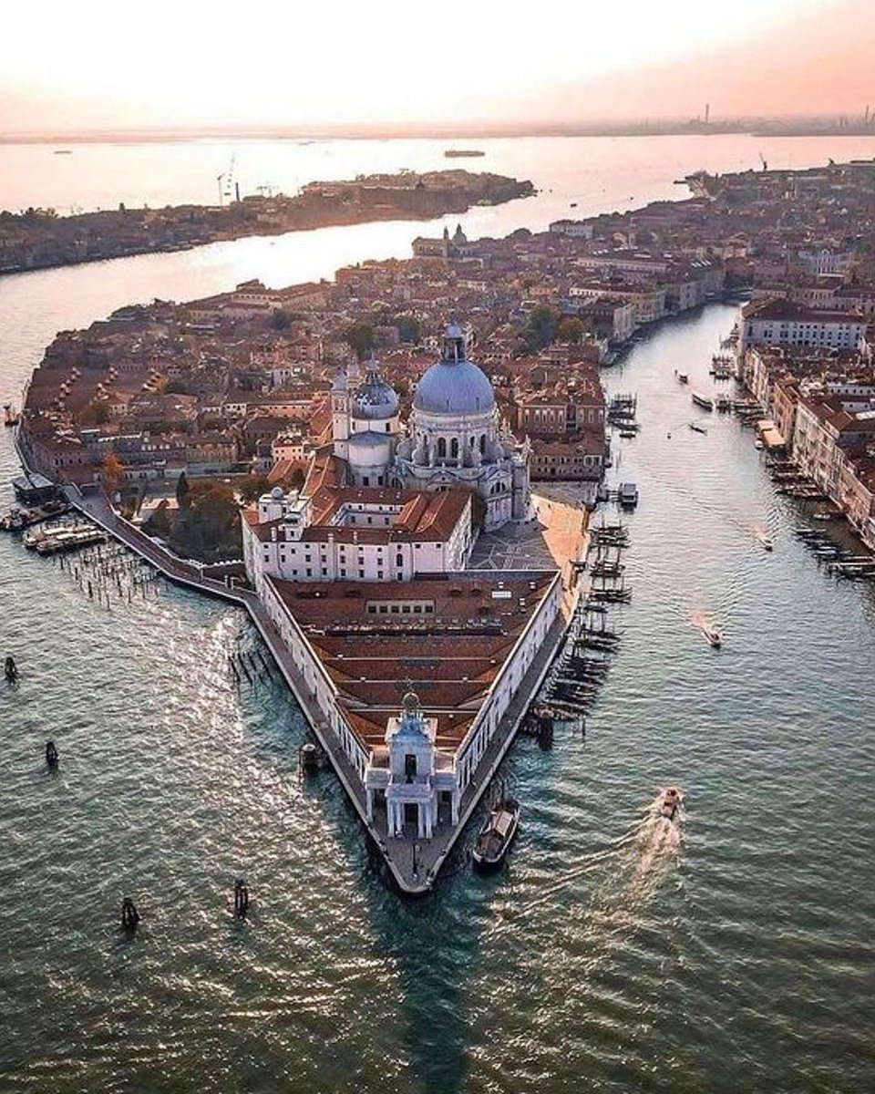 Aerial View of Venice, Italy 🇮🇹 by James Lucas
#venezia #italy #cityoflove #view
